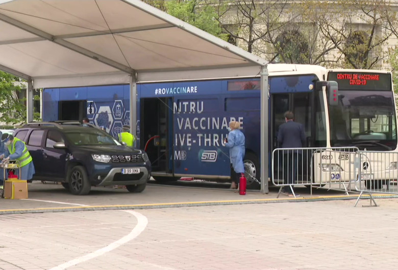 Centru de vaccinare COVID-19 drive-thru în Piața Constituției