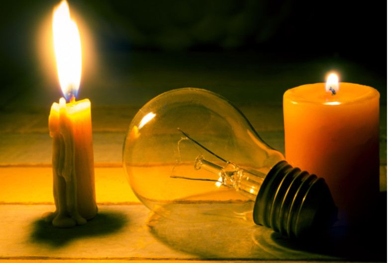 Fără curent electric, beznă, pană de electricitate, lumânări, bec stins, fără lumină
