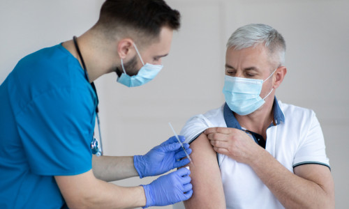 Vaccin anti-COVID-19, coronavirus, imunizare, medic cu pacient, seringă cu ac de injecție