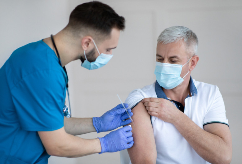 Vaccin anti-COVID-19, coronavirus, imunizare, medic cu pacient, seringă cu ac de injecție
