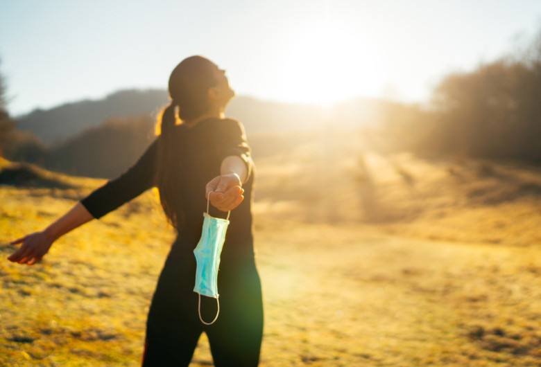 Femeie vindecată de coronavirus, COVID-19, fără mască de SARS-CoV-2, liberă la soare, relaxare, redeschidere de turism