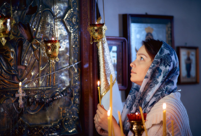 Femeie în biserică ortodoxă, rugăciune, religie, BOR, creștinism, lumânări, credință