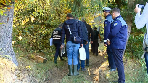 Polițiști în pădure, anchetatori