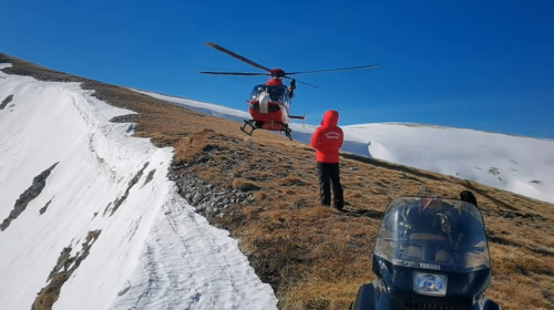 Salvamont, elicopter de salvare la munte, căutări de turiști