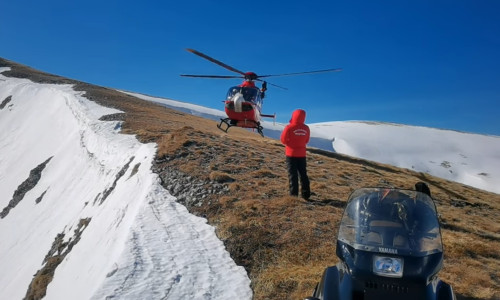 Salvamont, elicopter de salvare la munte, căutări de turiști