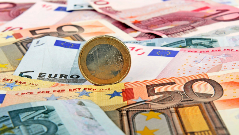 Bancnote și o monedă euro