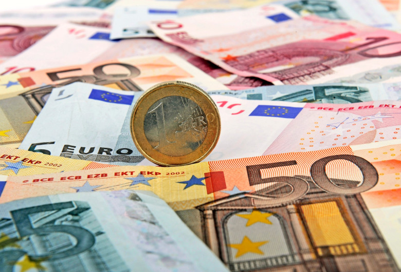 Bancnote și o monedă euro