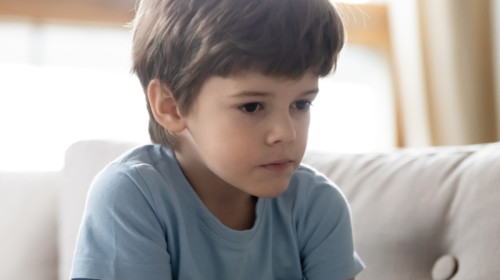 Băiat trist, deprimat, copil, singur, dor de părinții plecați în străinătate, abandonat, orfan