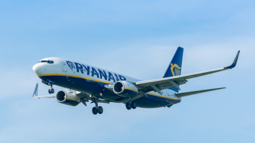 Avion Ryanair la aterizare, aeronavă, zbor, cursă aeriană, călătorii, turism, destinații