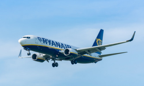 Avion Ryanair la aterizare, aeronavă, zbor, cursă aeriană, călătorii, turism, destinații