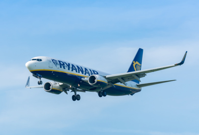 Avion Ryanair la aterizare, aeronavă, zbor, cursă aeriană, călătorii, turism, destinații