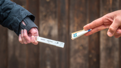 Test fals de COVID-19 coronavirus, plătit cu mită