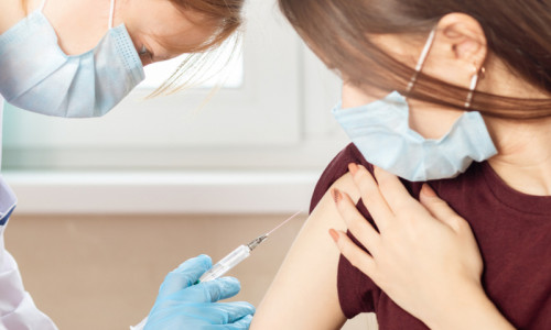 Elevă tânără vaccinată anti-COVID-19 coronavirus, ser, doză, imunizare