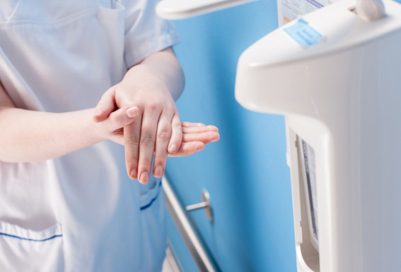 Spălatul mâinilor cu dezinfectanți de spital, igienizare, dezinfectare, diluați