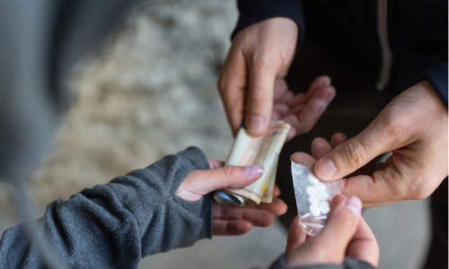 Trafic de droguri, dealer, drogat cu stupefiante psihotrope, cannabis, marijuana, cocaină, hașiș