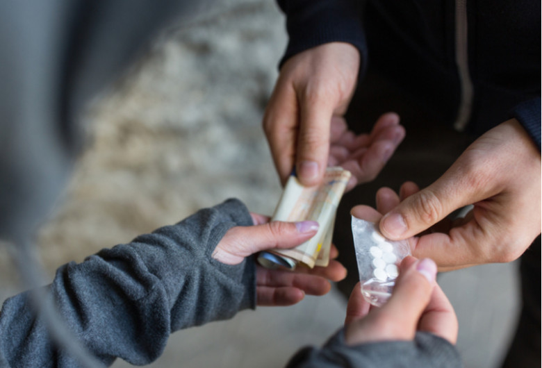 Trafic de droguri, dealer, drogat cu stupefiante psihotrope, cannabis, marijuana, cocaină, hașiș