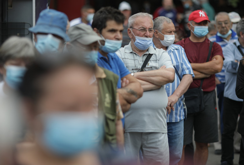 Oameni la coadă la centru de vaccinare anti-COVID-19