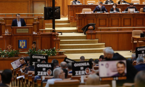 Cristian Ghinea cu protest PSD la moțiunea simplă