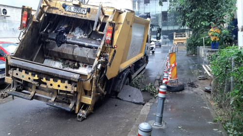 Mașină de gunoi căzută într-o groapă la Galați