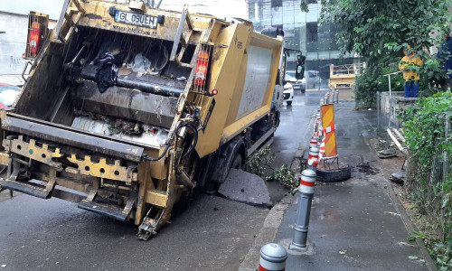 Mașină de gunoi căzută într-o groapă la Galați