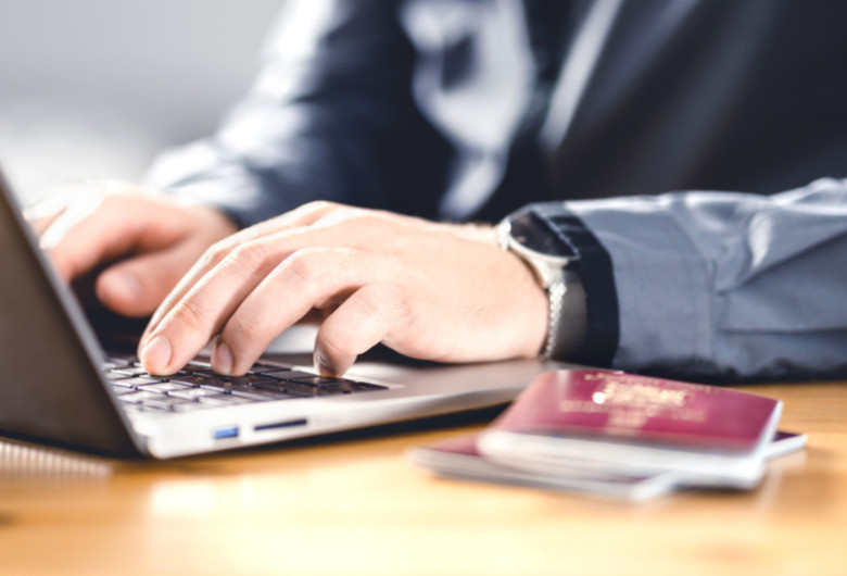 Computer, laptop cu pașaport de călătorie cu vize, viză de destinații de concediu, turism