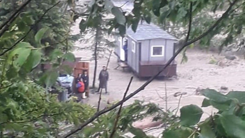 Muncitori blocați de inundații în Vrancea