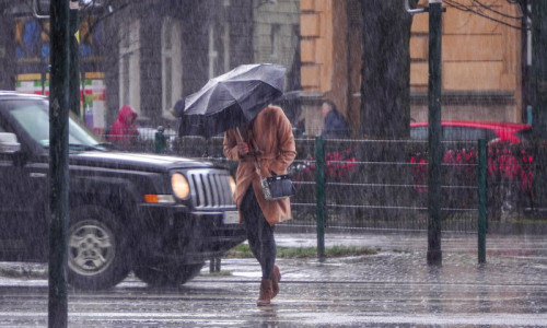 Ploaie torențială, precipitații, vreme rea, umbrelă, ploi abundente