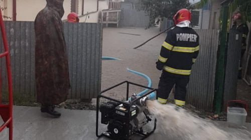 Pompieri pompează apa din curțile oamenilor, inundații, ploi abundente