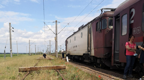 Locomotivă stricată pe ruta Craiova-București CFR, câmp, căldură în trenul pe șine