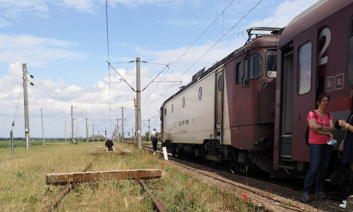 Locomotivă stricată pe ruta Craiova-București CFR, câmp, căldură în trenul pe șine