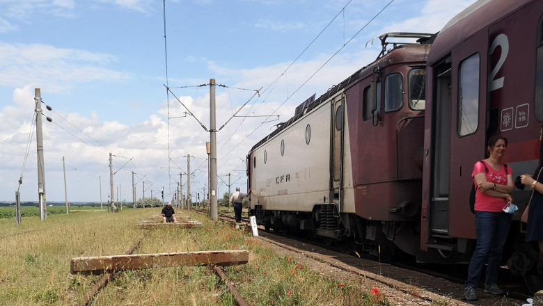 Locomotivă stricată pe ruta Craiova-București CFR, câmp, căldură în trenul pe șine