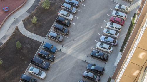 Locuri de parcare în ansamblu rezidențial de blocuri, mașini parcate