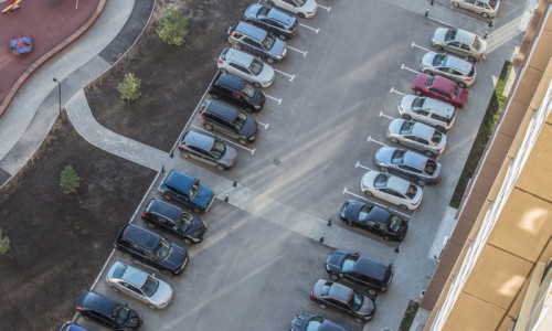 Locuri de parcare în ansamblu rezidențial de blocuri, mașini parcate