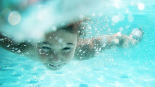 Copil în piscină sub apă, căldură mare, subacvatice, plajă, ștrand, distracție