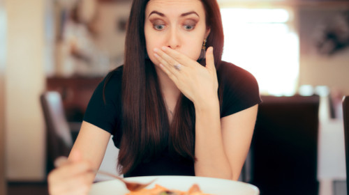 Toxiinfecție alimentară de la mâncare stricată, alimente expirate, greață, silă, vomă