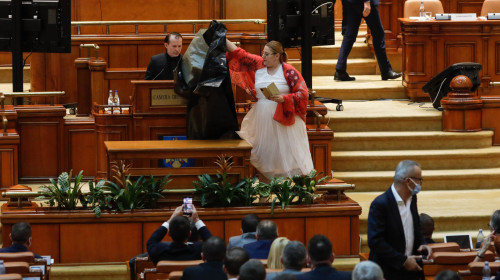 Șoșoacă îi dă sac morturar lui Cîțu