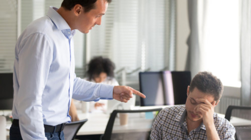 Șef, patron, director, manager își ceartă sau discriminează angajatul la muncă, serviciu, job, frustrări, nervi, tensiune la birou