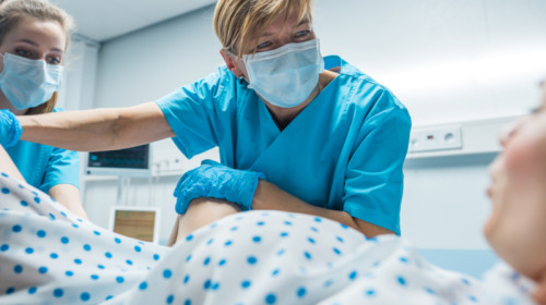 Naștere, gravidă, însărcinată, doctori, masă de operație, chirurgie