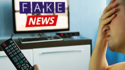 Fake news la televizor, om cu telecomandă TV în mână, sătul, scârbit, dezinformare, minciuni la televiziuni