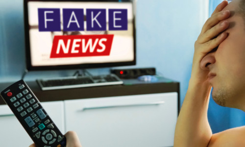 Fake news la televizor, om cu telecomandă TV în mână, sătul, scârbit, dezinformare, minciuni la televiziuni