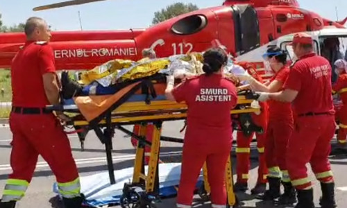 Elicopter SMURD cu asistente și paramedici, arși, arsuri, pacienți, răniți