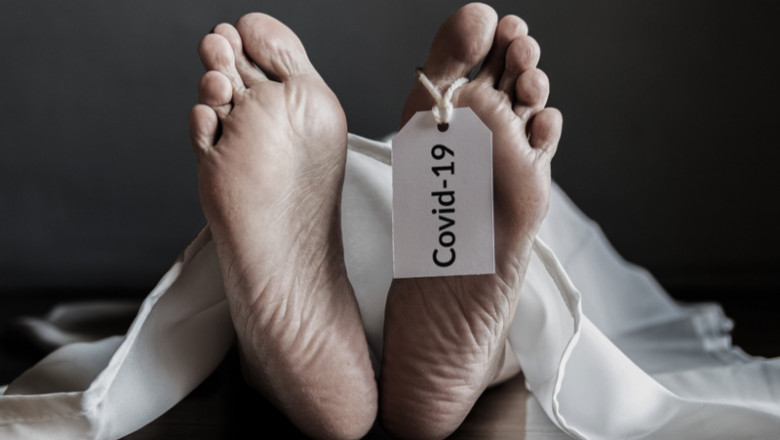 Mort, decedat, mierlit de COVID-19, coronavirus, pe targă, la morgă, deces, cadavru
