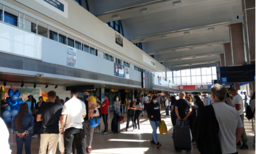 Aeroportul Otopeni plin de pasageri, zboruri, avioane, călătorii, transport aerian, check-in