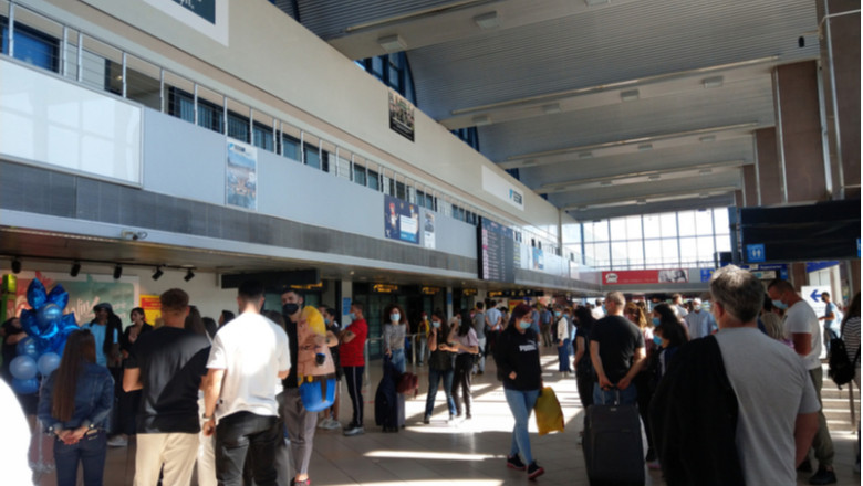 Aeroportul Otopeni plin de pasageri, zboruri, avioane, călătorii, transport aerian, check-in