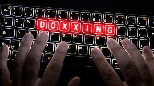 Doxing, dating online, calculator, tastatură