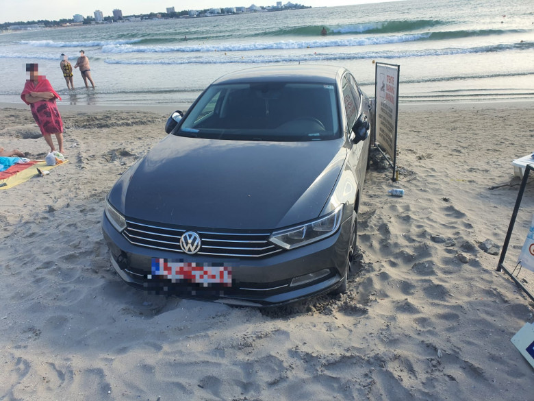Mașină parcată pe plajă la Saturn
