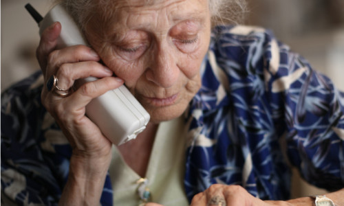 Bătrână, babă, hoașcă vorbește la telefon, amărâtă, tristă, supărată, jefuită