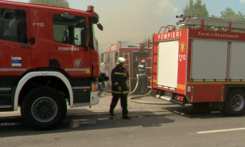 Pompieri la un incendiu