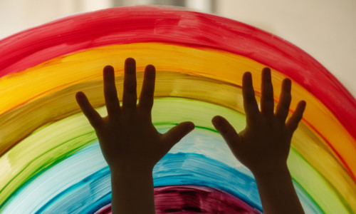 LGBTQI homosexuali, lesbiene la grădiniță sau școală cu curcubeu, poponari