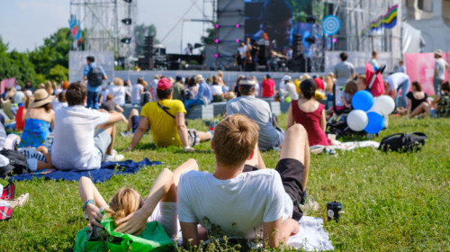 Eveniment cu concert sau spectacol de distracție și relaxare cu distanțare socială între tineri petrecăreți de show muzical